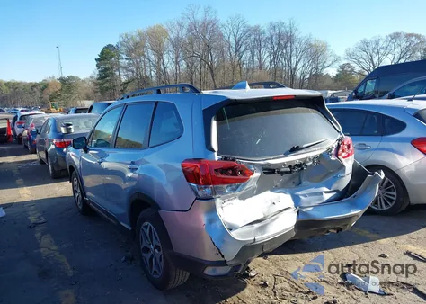 2023 Subaru Forester Premium z USA, uszkodzony, nr VIN JF2SKADC1PH496825